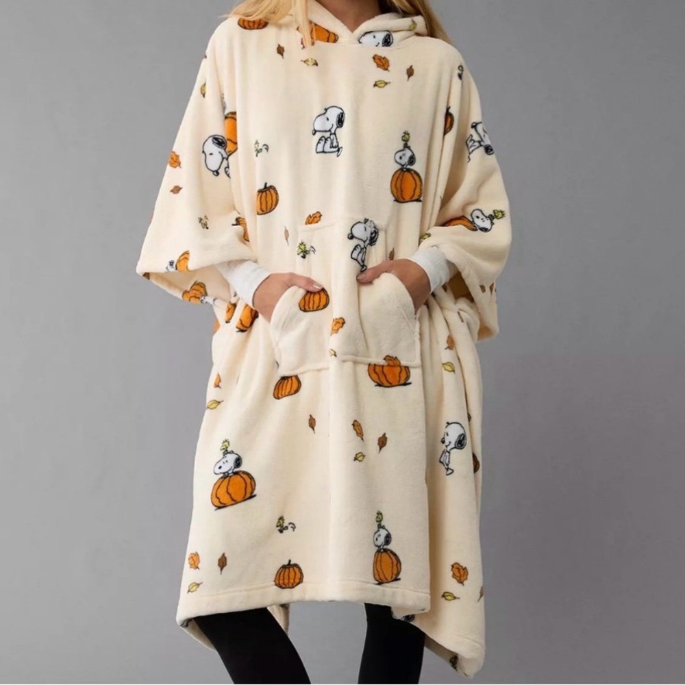 American Eagle Peanuts Snoopy Wearable Blanket Poncho